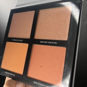 Makeup - Kylie Jenner Kris Highlighter palette Makeup - Kylie Jenner Kris Highlighter palette